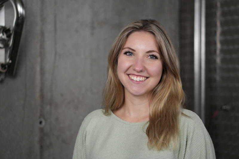 Laura Wiemer lächelnd in die Kamera schauend